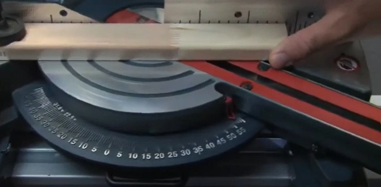 Bosch GCM 8 SJL Afkortzaag - 1600W - 216 X 30mm - 0601B19100 5 Bosch GCM 8 SJL Afkortzaag - 1600W - 216 X 30mm - 0601B19100 - Afbeelding 3