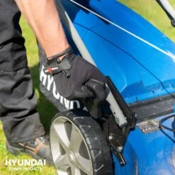 Hyundai 57025 Benzine Grasmaaier - 4-takt - 196cc - 4,2kW 19 Hyundai 57025 Benzine Grasmaaier - 4-takt - 196cc - 4,2kW -Winkel Voor Huishoudelijk Gereedschap 7a8530f4b6ef65300b632905129a8f51