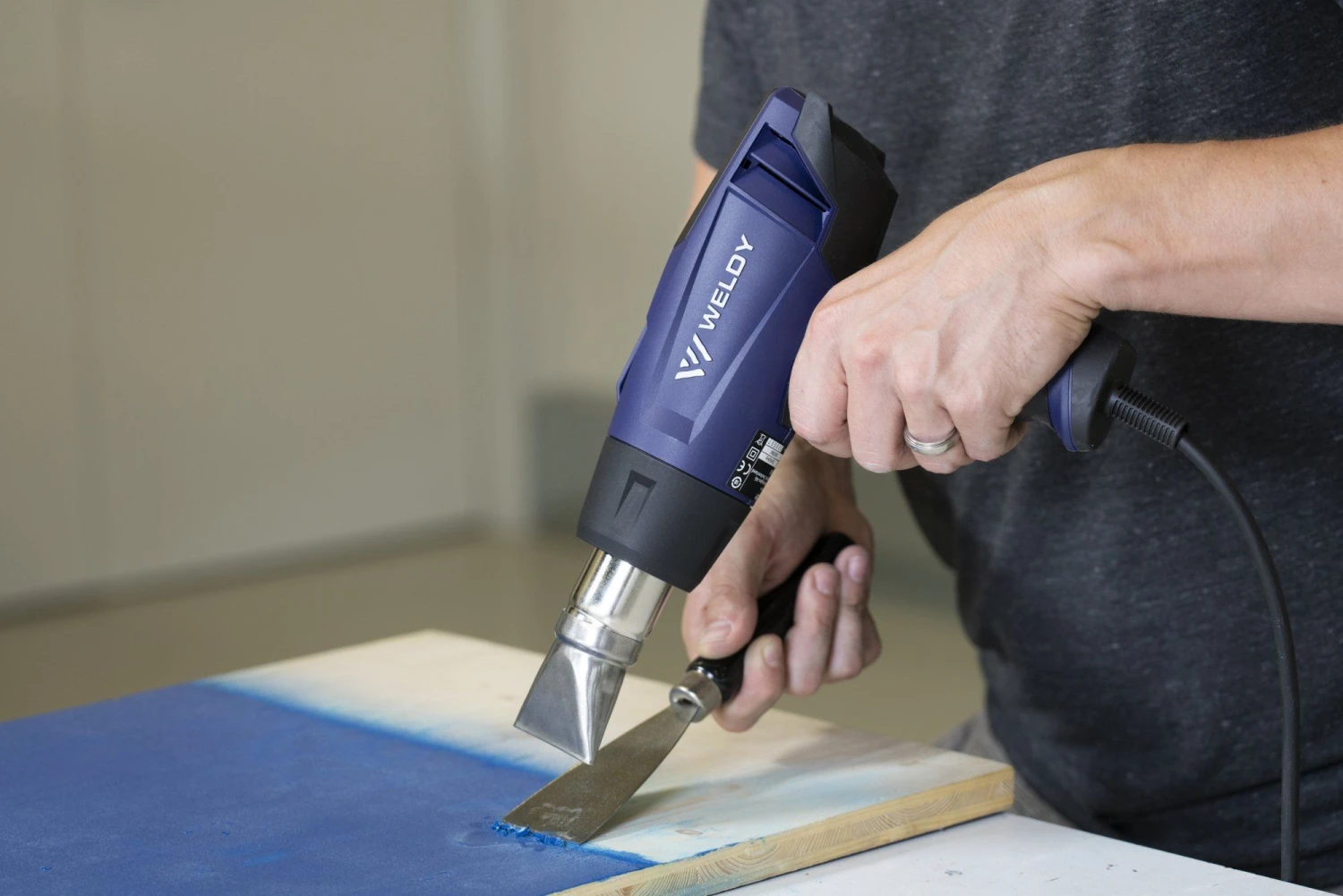 Weldy HG 330-A Heteluchtpistool Incl. 4 Mondstukken - 2300W 9 Weldy HG 330-A Heteluchtpistool Incl. 4 Mondstukken - 2300W - Afbeelding 7